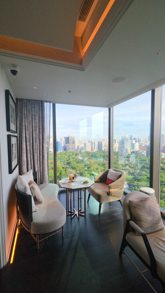 リッツカールトンバンコクの23階クラブラウンジ / Club Lounge on the 23rd floor at The Ritz-Carlton Bangkok
