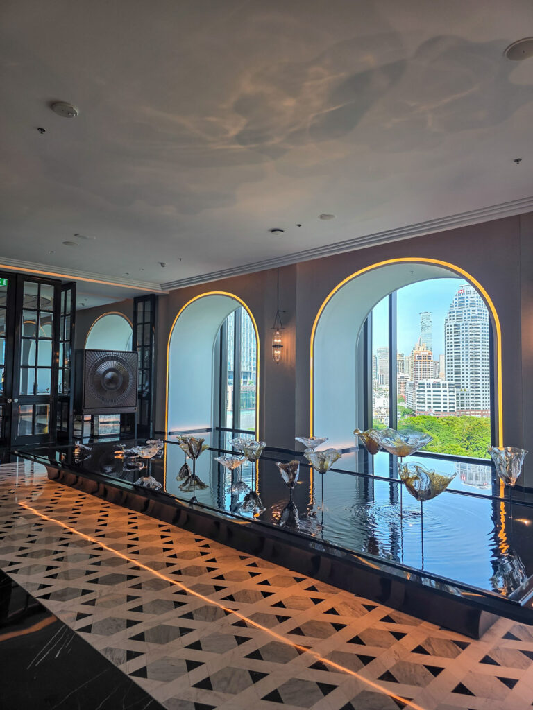 リッツカールトンバンコクのロビー蓮池アート Re/Leaf / Re/Leaf blown-glass lotus art installation at The Ritz-Carlton Bangkok lobby