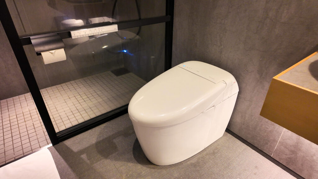 POWER LOUNGE PREMIUMのシャワー室にあるトイレ