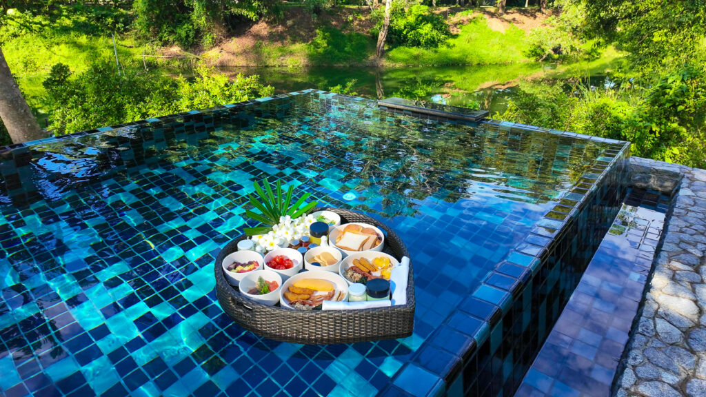 バンヤンツリープーケット ダブルプールヴィラのフローティングブレックファスト / Floating breakfast tray in the private pool at Banyan Tree Phuket Double Pool Villa