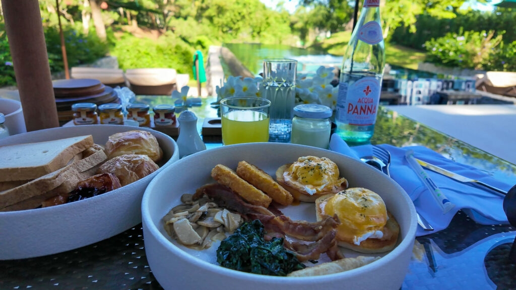 バンヤンツリープーケット ダブルプールヴィラのフローティングブレックファスト / Floating breakfast tray in the private pool at Banyan Tree Phuket Double Pool Villa
