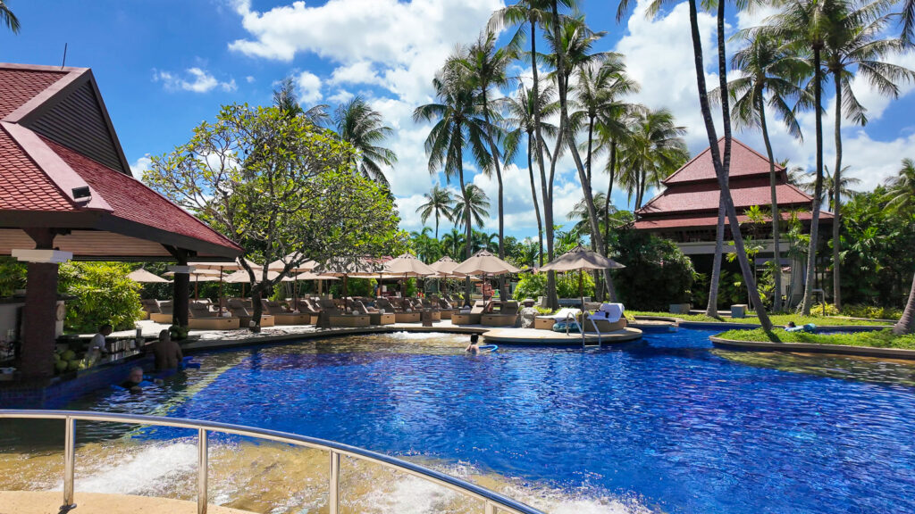 バンヤンツリープーケットのメインプールと無料カバナ / Main infinity pool with free cabanas at Banyan Tree Phuket