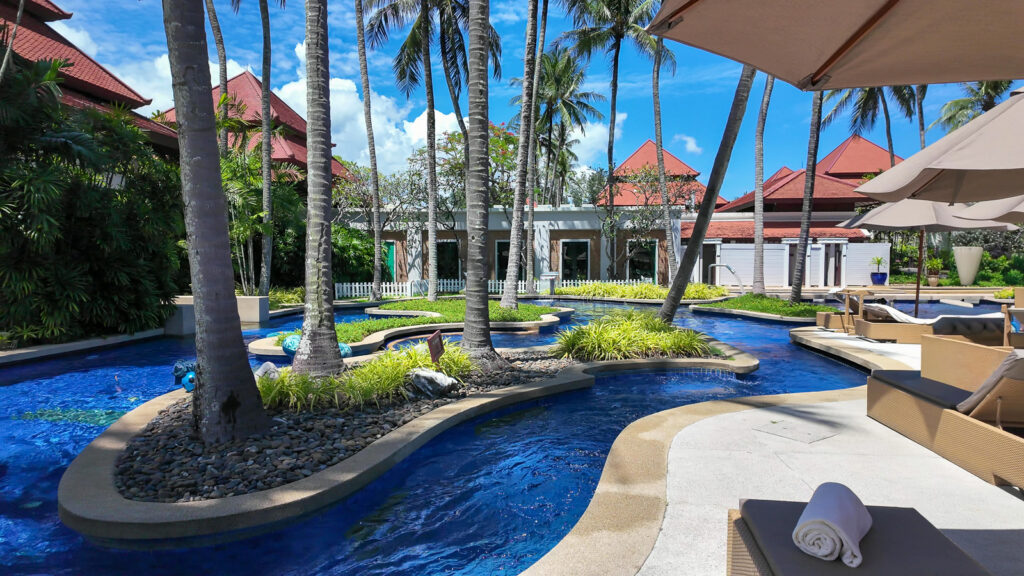 バンヤンツリープーケットのメインプールと無料カバナ / Main infinity pool with free cabanas at Banyan Tree Phuket