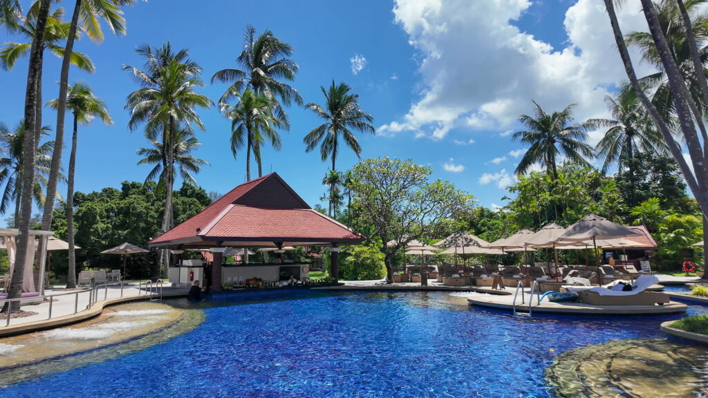 バンヤンツリープーケットのメインプールと無料カバナ / Main infinity pool with free cabanas at Banyan Tree Phuket