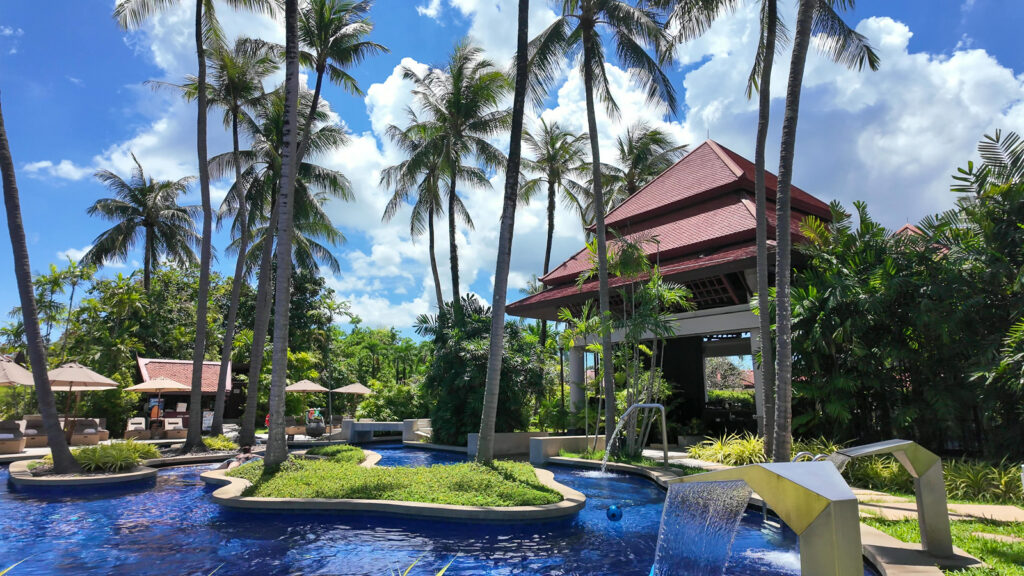 バンヤンツリープーケットのメインプールと無料カバナ / Main infinity pool with free cabanas at Banyan Tree Phuket