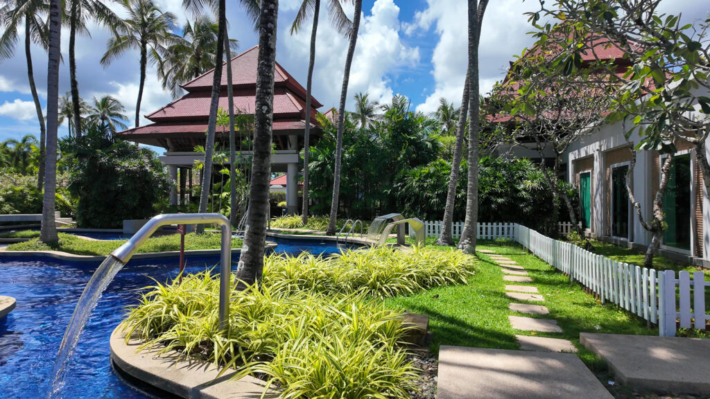 バンヤンツリープーケットのメインプールと無料カバナ / Main infinity pool with free cabanas at Banyan Tree Phuket