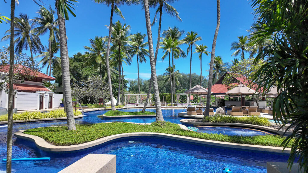 バンヤンツリープーケットのメインプールと無料カバナ / Main infinity pool with free cabanas at Banyan Tree Phuket