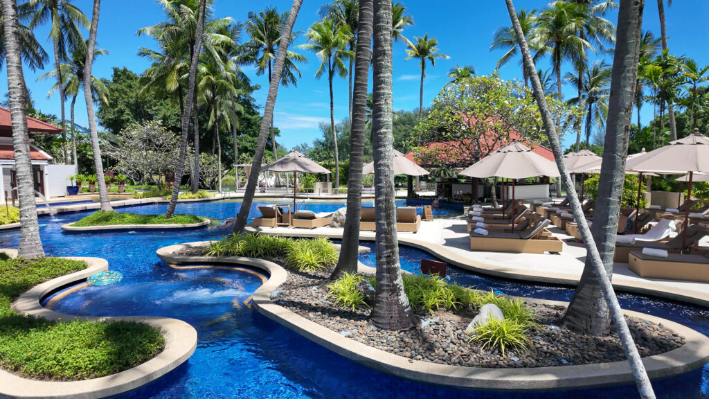 バンヤンツリープーケットのメインプールと無料カバナ / Main infinity pool with free cabanas at Banyan Tree Phuket