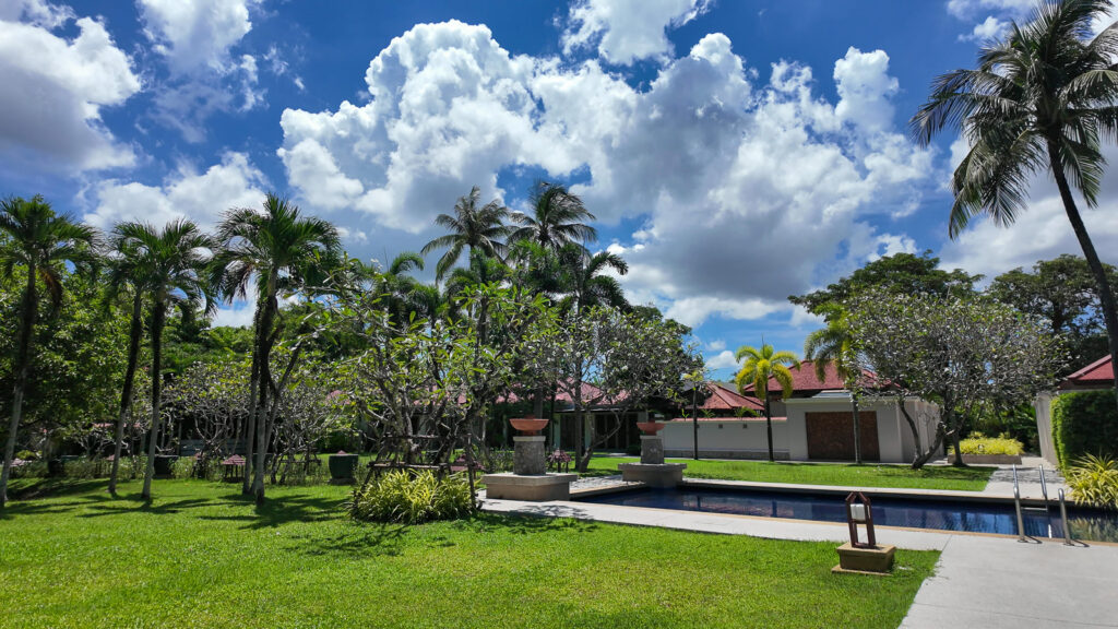 バンヤンツリープーケットのメインプール / Main infinity pool at Banyan Tree Phuket