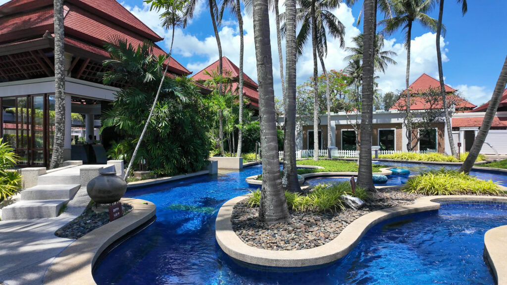 バンヤンツリープーケットのメインプールと無料カバナ / Main infinity pool with free cabanas at Banyan Tree Phuket
