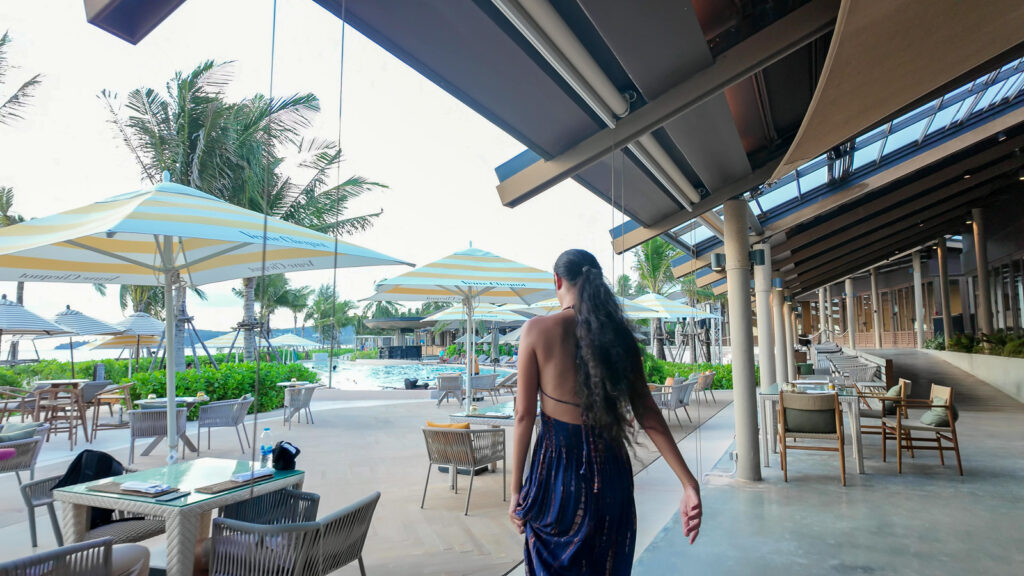 バンヤンツリープーケットRAVA BEACH CLUBの屋外席へ
