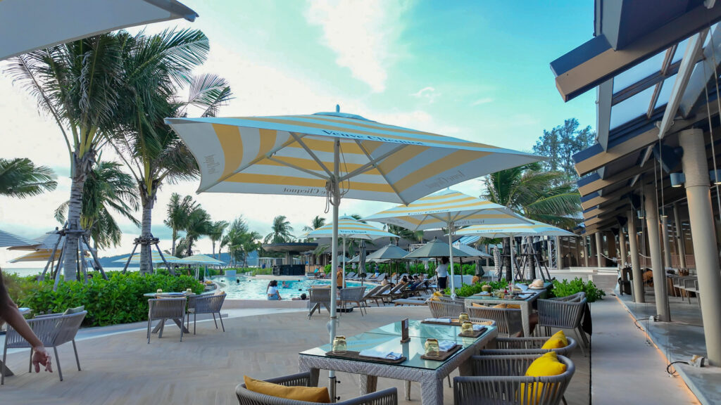 バンヤンツリープーケットRAVA BEACH CLUBの屋外席にあるパラソル