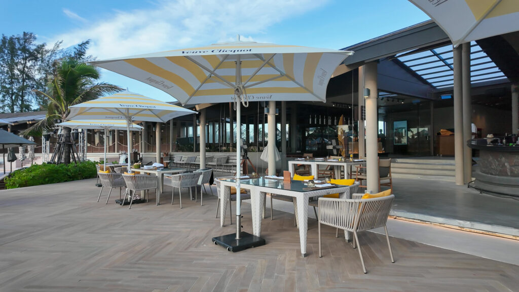 バンヤンツリープーケットRAVA BEACH CLUBのパラソル