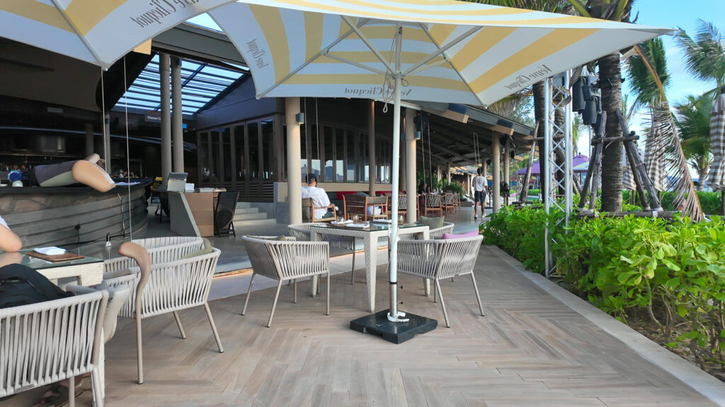 バンヤンツリープーケットRAVA BEACH CLUBのパラソル