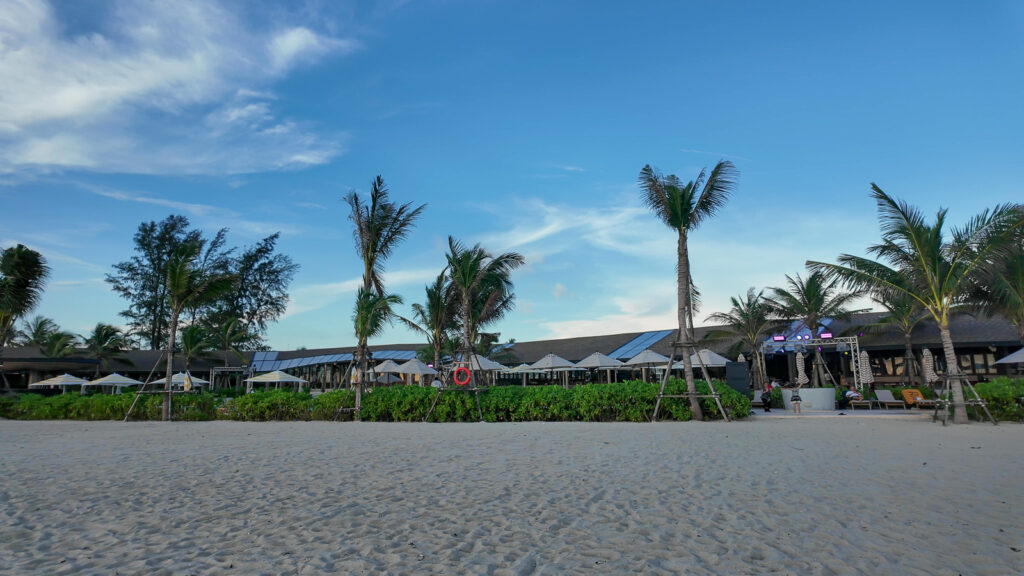 海側からみたバンヤンツリープーケットRAVA BEACH CLUB
