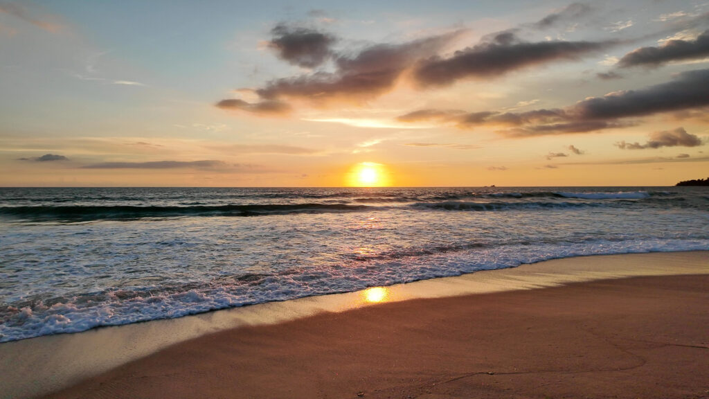 RAVA Beach Clubから見たバンタオビーチの夕日 / Sunset at RAVA Beach Club on Bangtao Beach, Phuket