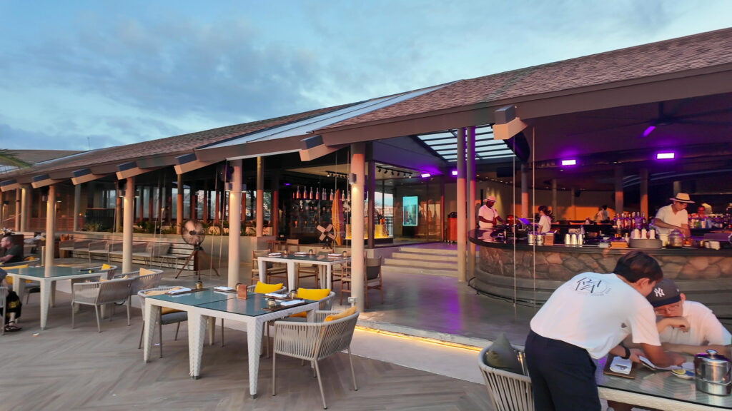 バンヤンツリープーケットRAVA BEACH CLUBの夕焼けの照明