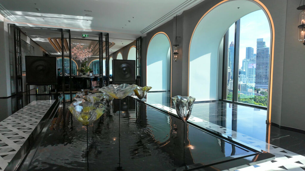 リッツカールトンバンコクのロビー蓮池アート Re/Leaf / Re/Leaf blown-glass lotus art installation at The Ritz-Carlton Bangkok lobby