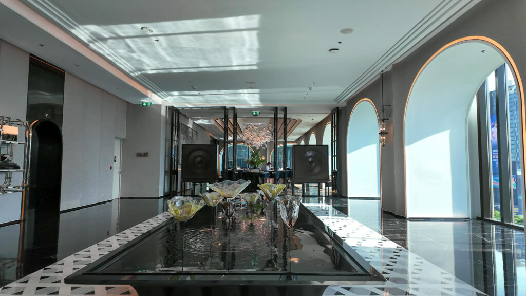 リッツカールトンバンコクのロビー蓮池アート Re/Leaf / Re/Leaf blown-glass lotus art installation at The Ritz-Carlton Bangkok lobby
