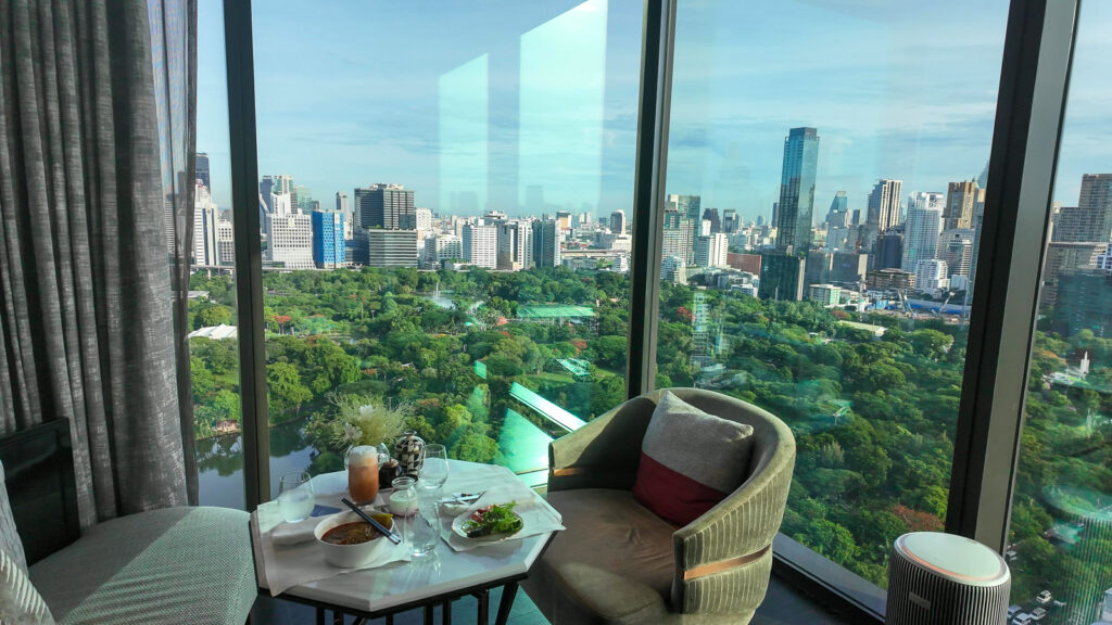 リッツカールトンバンコクの23階クラブラウンジ / Club Lounge on the 23rd floor at The Ritz-Carlton Bangkok