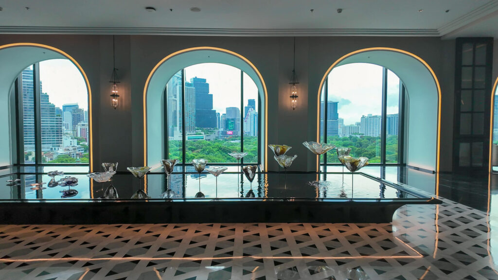 リッツカールトンバンコクのロビー蓮池アート Re/Leaf / Re/Leaf blown-glass lotus art installation at The Ritz-Carlton Bangkok lobby