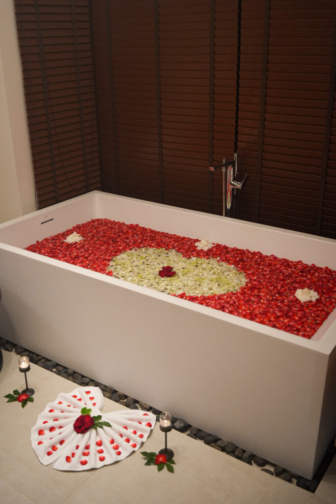 バラとプルメリアのロマンティックバス装飾 / Romantic Bath flower decoration with roses and plumeria at Banyan Tree Phuket villa