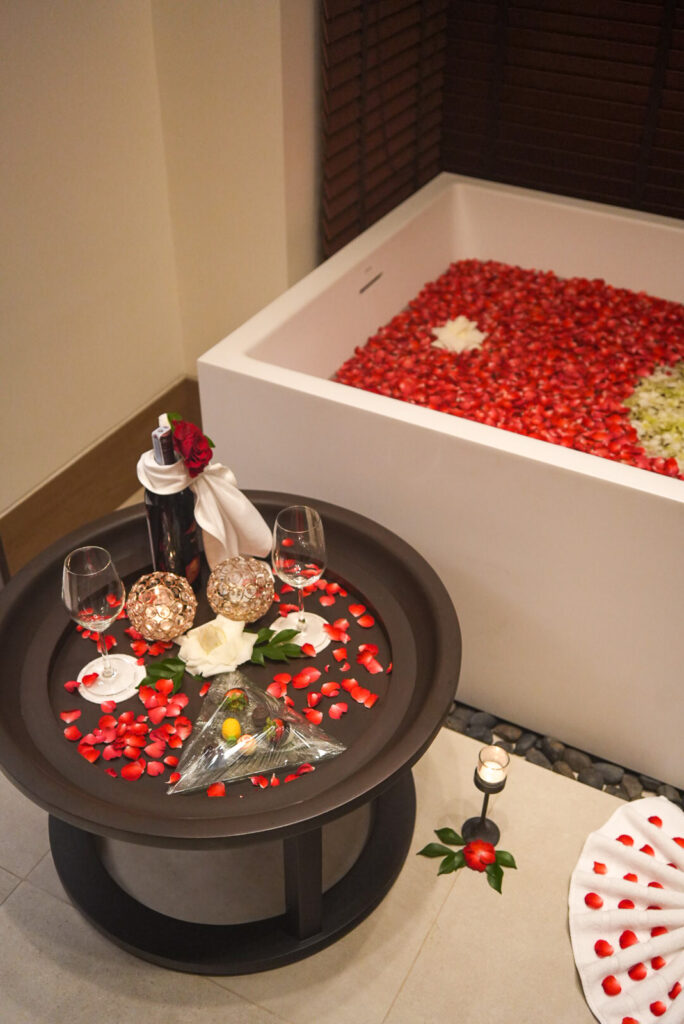 バラとプルメリアのロマンティックバス装飾 / Romantic Bath flower decoration with roses and plumeria at Banyan Tree Phuket villa
