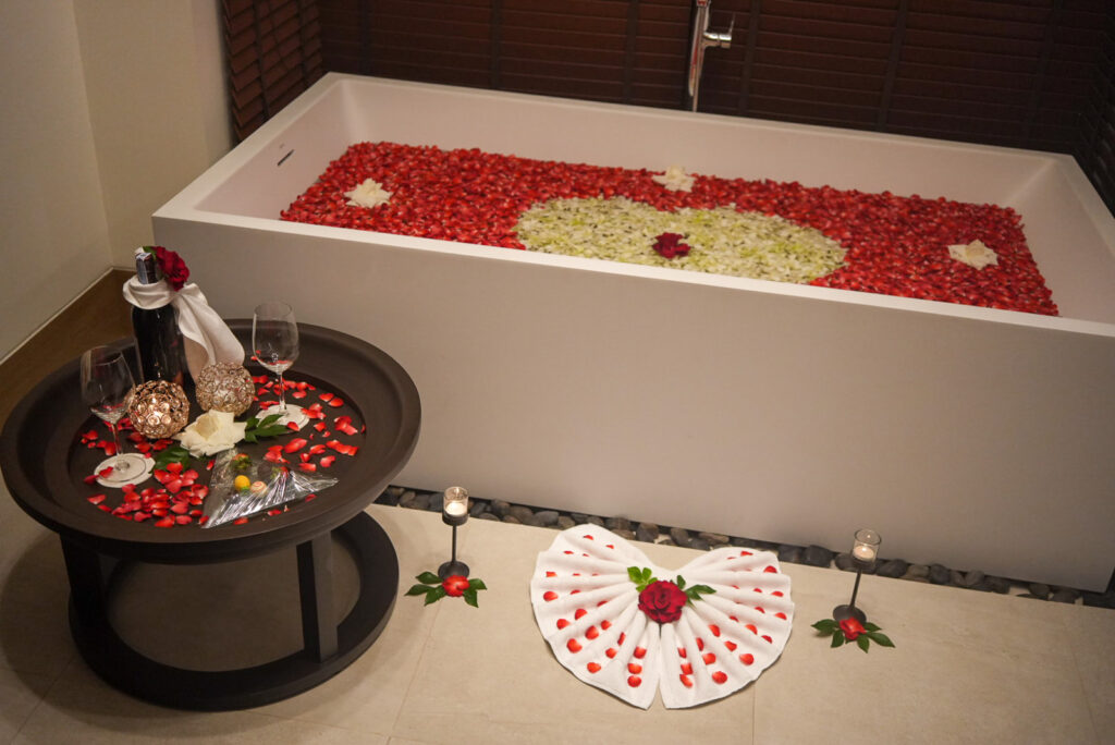 バラとプルメリアのロマンティックバス装飾 / Romantic Bath flower decoration with roses and plumeria at Banyan Tree Phuket villa