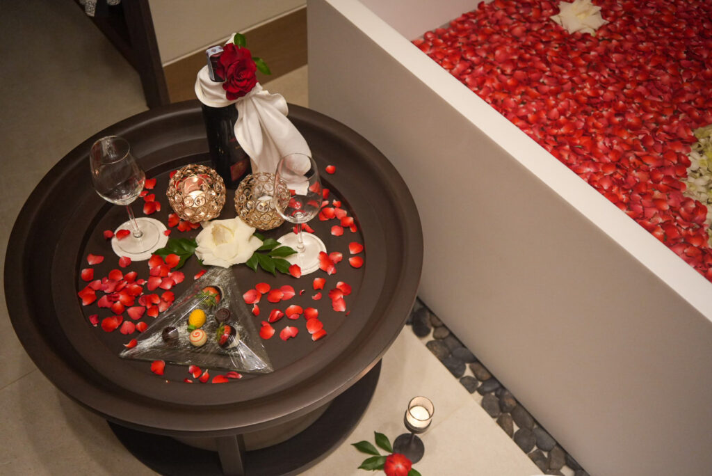 バラとプルメリアのロマンティックバス装飾 / Romantic Bath flower decoration with roses and plumeria at Banyan Tree Phuket villa