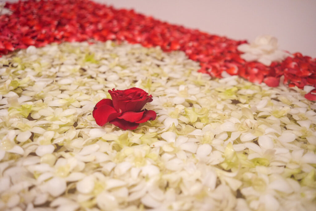 バラとプルメリアのロマンティックバス装飾 / Romantic Bath flower decoration with roses and plumeria at Banyan Tree Phuket villa