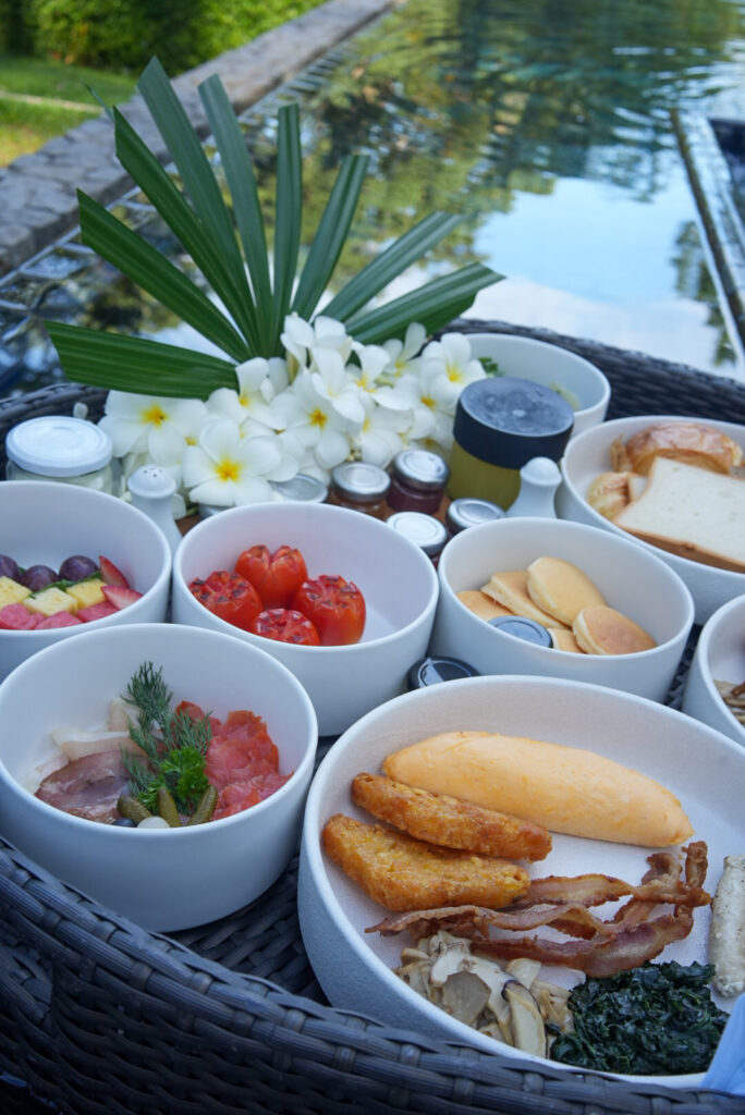 バンヤンツリープーケット ダブルプールヴィラのフローティングブレックファスト / Floating breakfast tray in the private pool at Banyan Tree Phuket Double Pool Villa