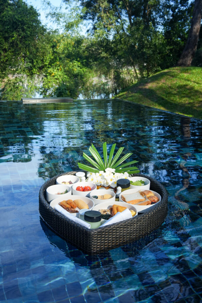 バンヤンツリープーケット ダブルプールヴィラのフローティングブレックファスト / Floating breakfast tray in the private pool at Banyan Tree Phuket Double Pool Villa