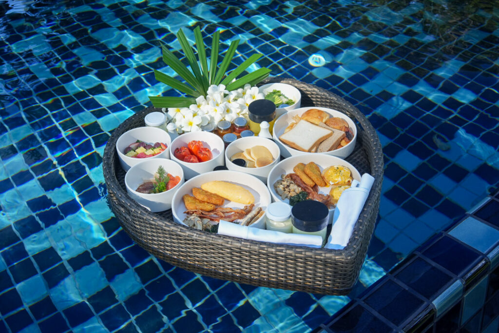 バンヤンツリープーケット ダブルプールヴィラのフローティングブレックファスト / Floating breakfast tray in the private pool at Banyan Tree Phuket Double Pool Villa