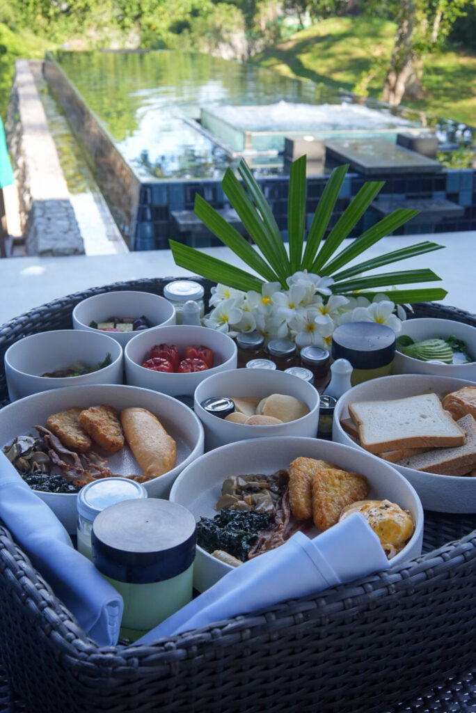バンヤンツリープーケット ダブルプールヴィラのフローティングブレックファスト / Floating breakfast tray in the private pool at Banyan Tree Phuket Double Pool Villa