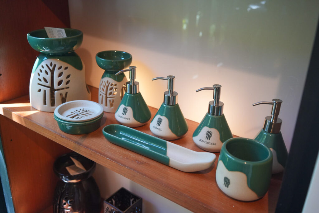 バンヤンツリープーケットのギャラリーにある陶器