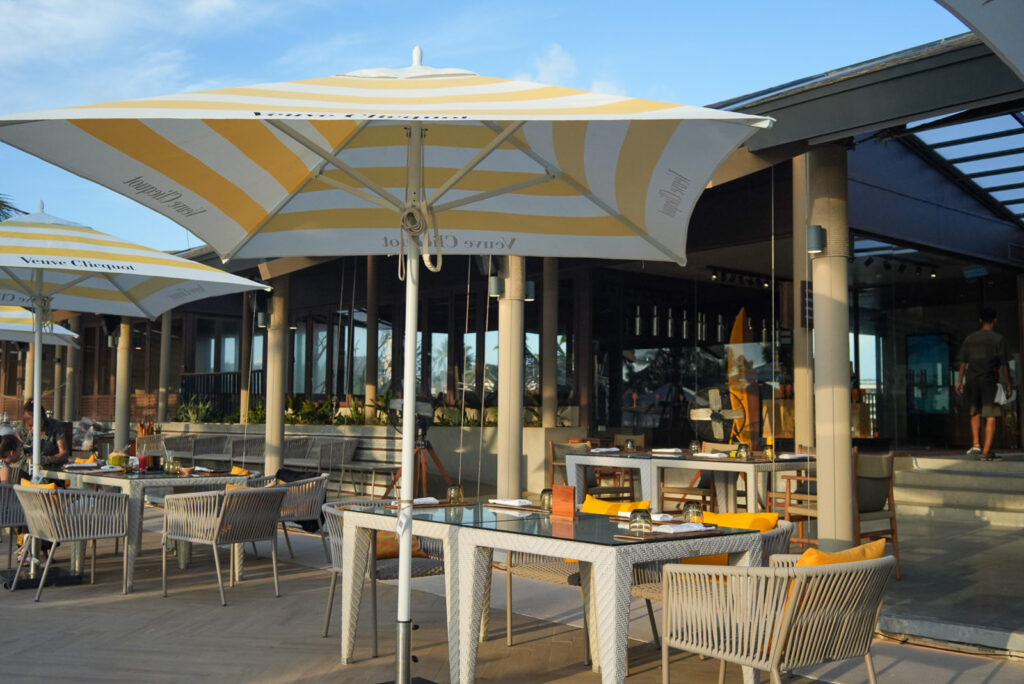 バンヤンツリープーケットRAVA BEACH CLUBのテラス席
