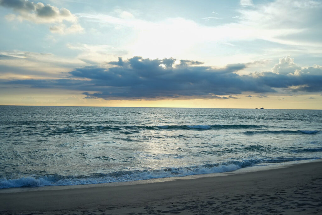 RAVA Beach Clubから見たバンタオビーチの夕日 / Sunset at RAVA Beach Club on Bangtao Beach, Phuket
