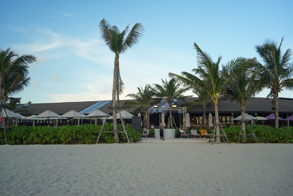 バンヤンツリープーケットRAVA BEACH CLUBを海側から見た