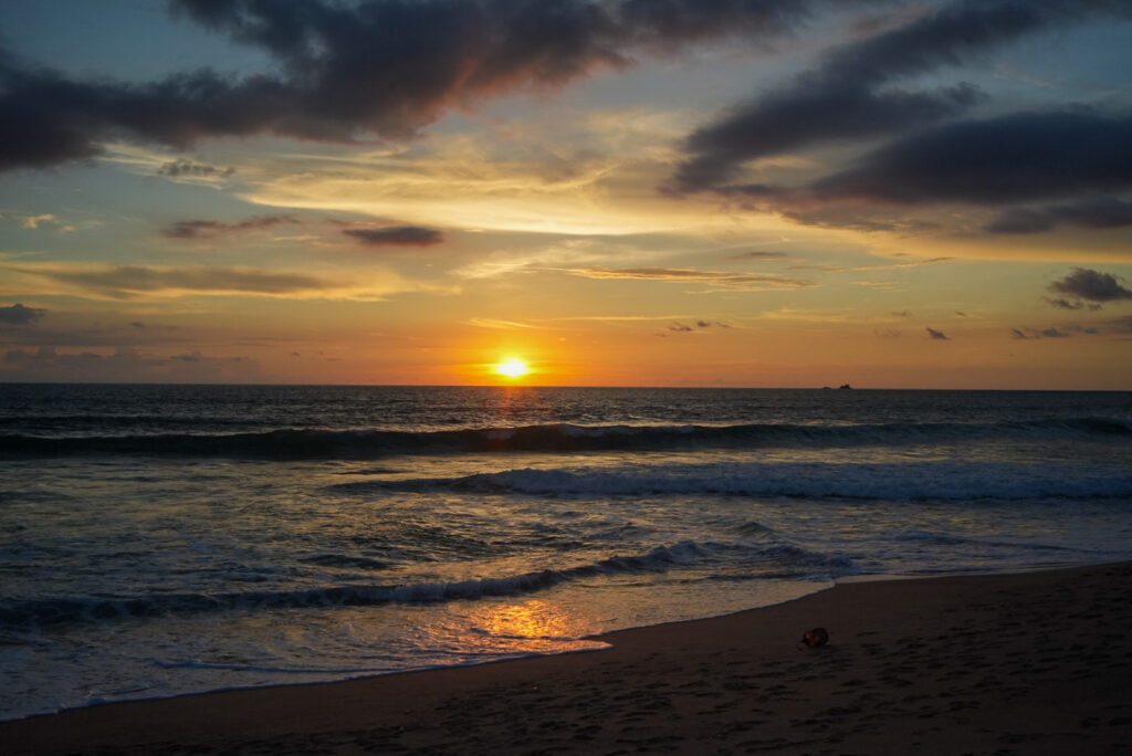 RAVA Beach Clubから見たバンタオビーチの夕日 / Sunset at RAVA Beach Club on Bangtao Beach, Phuket