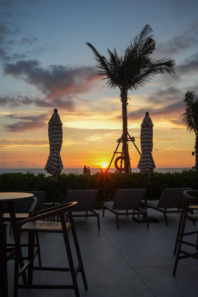RAVA Beach Clubから見たバンタオビーチの夕日 / Sunset at RAVA Beach Club on Bangtao Beach, Phuket