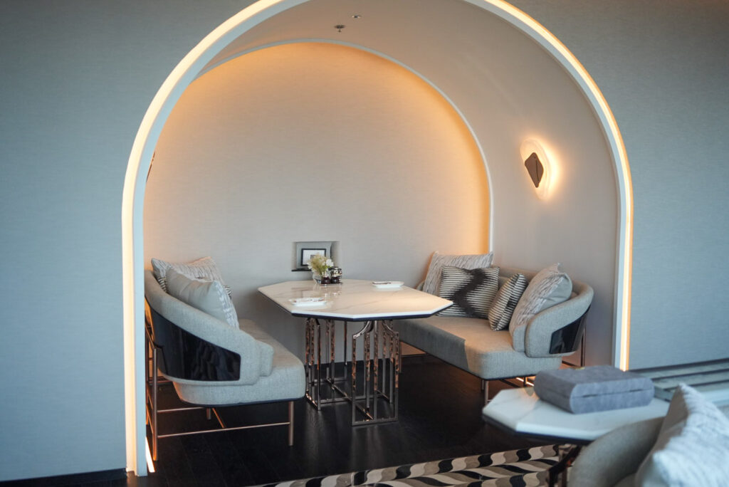 リッツカールトンバンコクの23階クラブラウンジ / Club Lounge on the 23rd floor at The Ritz-Carlton Bangkok
