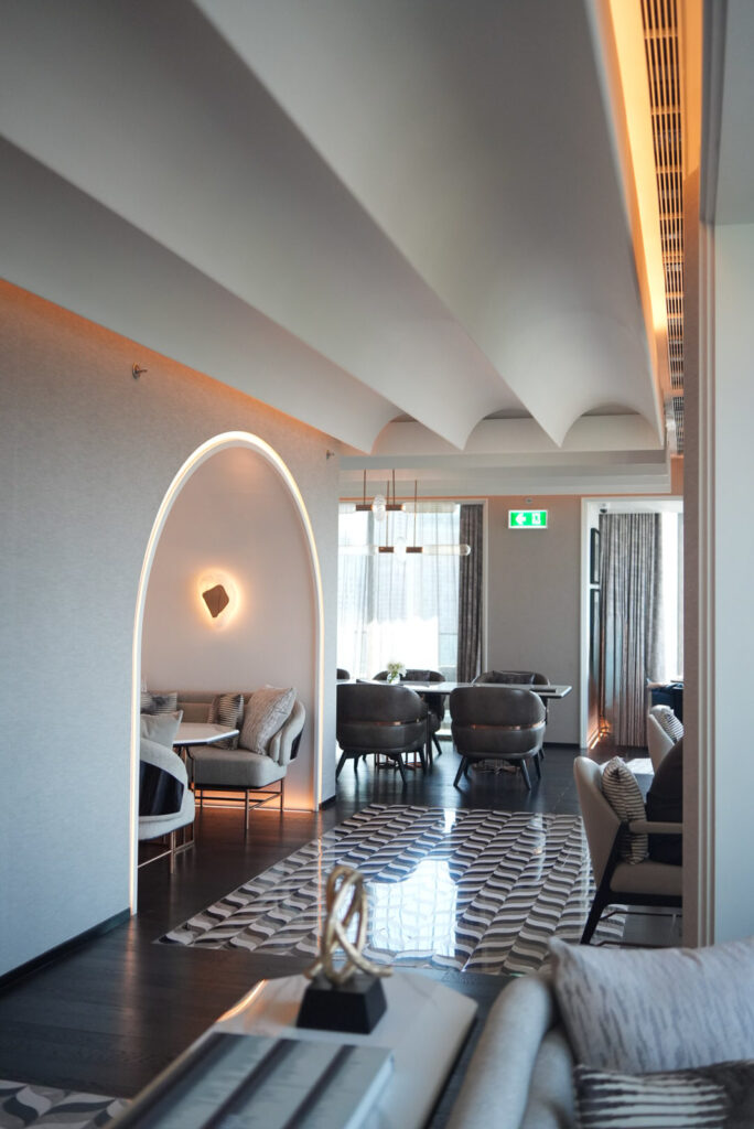 リッツカールトンバンコクの23階クラブラウンジ / Club Lounge on the 23rd floor at The Ritz-Carlton Bangkok