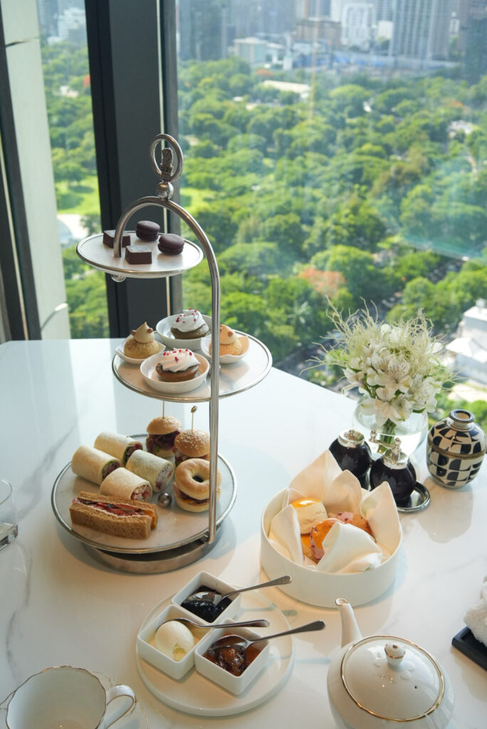 クラブラウンジのアフタヌーンティー / Afternoon tea stand at The Ritz-Carlton Bangkok Club Lounge