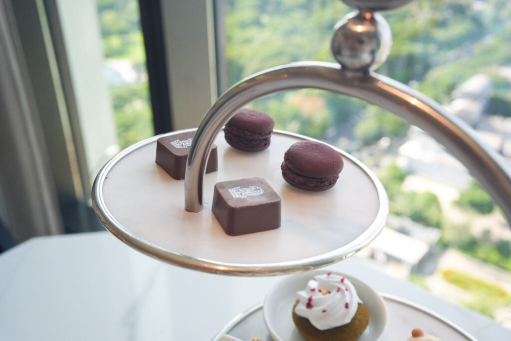 クラブラウンジのアフタヌーンティー / Afternoon tea stand at The Ritz-Carlton Bangkok Club Lounge