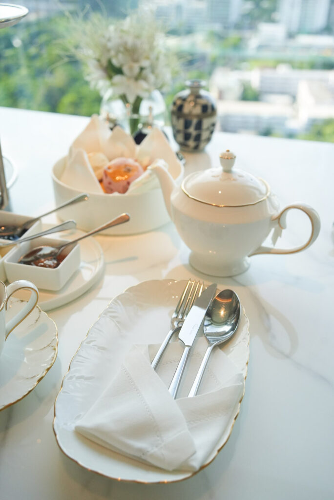 クラブラウンジのアフタヌーンティー / Afternoon tea stand at The Ritz-Carlton Bangkok Club Lounge