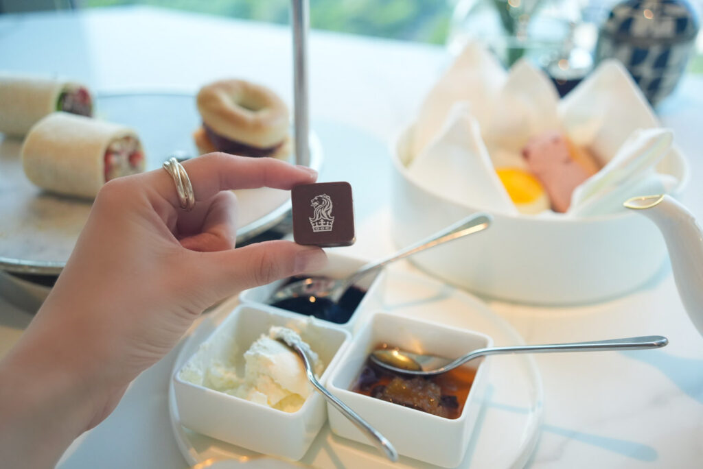 クラブラウンジのアフタヌーンティー / Afternoon tea stand at The Ritz-Carlton Bangkok Club Lounge