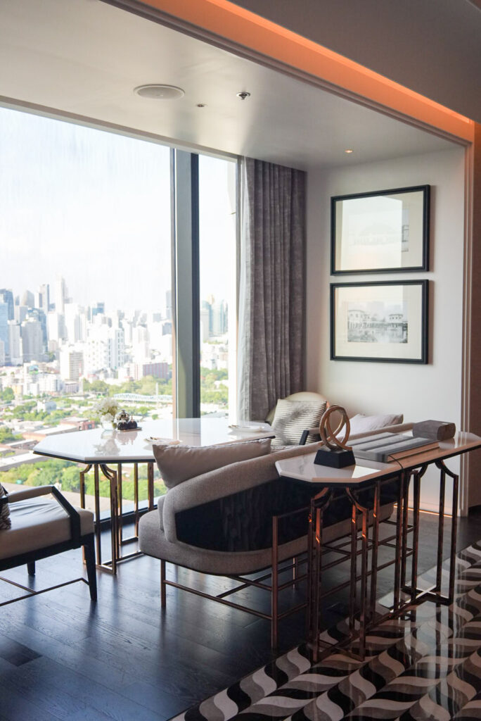 リッツカールトンバンコクの23階クラブラウンジ / Club Lounge on the 23rd floor at The Ritz-Carlton Bangkok