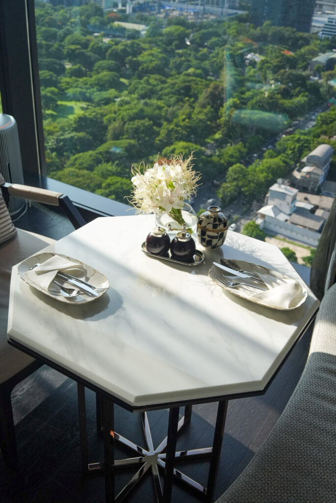 リッツカールトンバンコクの23階クラブラウンジ / Club Lounge on the 23rd floor at The Ritz-Carlton Bangkok