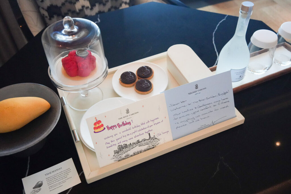 バースデーウェルカムスイーツ / Birthday welcome sweets at The Ritz-Carlton Bangkok