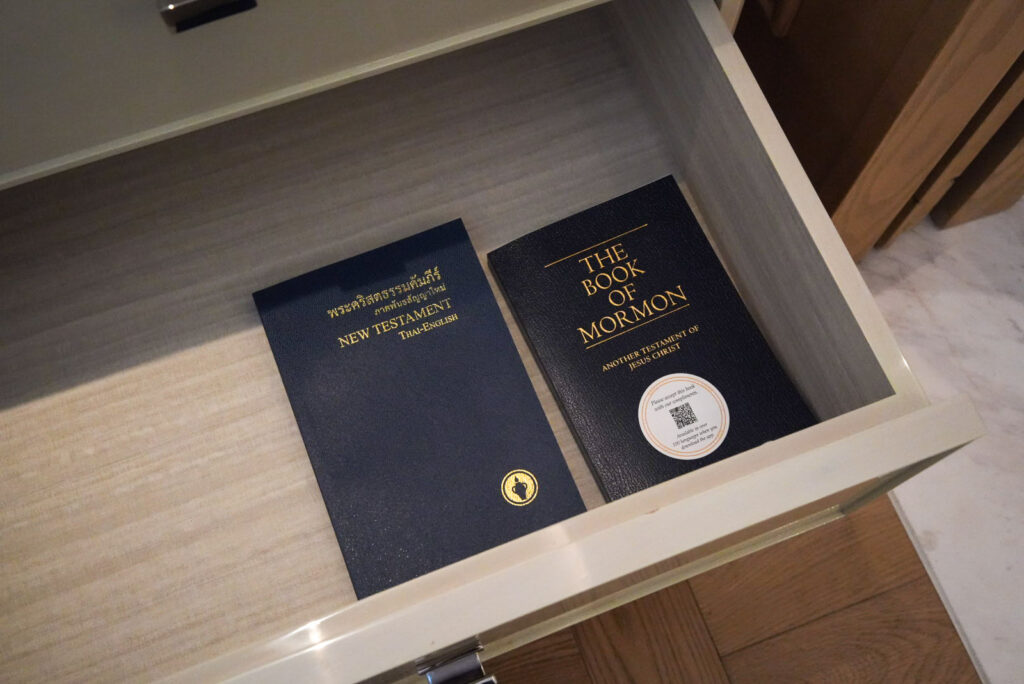 リッツカールトンバンコクの客室内にあった聖書